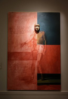 Venedik, İtalya - 7 Mayıs 2024: 60 Venedik Sanat Bienali. Maskeler VIII, Trans Body: Yuracare Yerlisi Kadın / Genç Filipinli Çocuk. Kırmızı demir oksit, yağ, Jauja, Peru. Karnaval maskesi taklidi