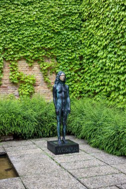 Venedik, İtalya - 7 Mayıs 2024: Venedik 'te Yabancılar Her Yerde 60. Venedik Sanat Bienali. Yeşim Guanaro Kuriki Olivo 'dan Yavru Yavrular. Trans Kadınlar için Bir Heykel.