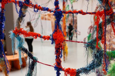 Venedik, İtalya - 7 Mayıs 2024: Venedik 'te Yabancılar Her Yerde 60. Venedik Sanat Bienali. Julien Creuzet 'in Giardini' deki Fransız Pavyonu 'ndaki Karayip motiflerinden esinlendiği görsel ve ses kurulumu