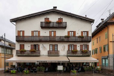 Cortina d 'Ampezzo, İtalya - 6 Eylül 2024: Corso Italia - Cortina d' Ampezzo, Dolomitlerdeki ünlü bir kayak merkezi olan Cortina d 'Ampezzo' daki Pedestrian Bölgesi ve Ana Cadde 