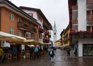 Cortina d 'Ampezzo, İtalya - 6 Eylül 2024: Corso Italia - Cortina d' Ampezzo, Dolomitlerdeki ünlü bir kayak merkezi olan Cortina d 'Ampezzo' daki Pedestrian Bölgesi ve Ana Cadde 