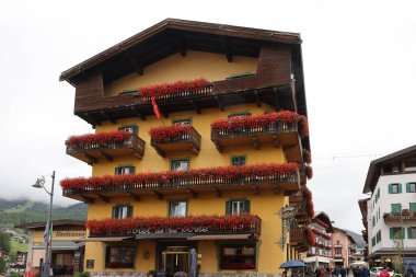 Cortina d 'Ampezzo, İtalya - 6 Eylül 2024: Cortina d' Ampezzo 'da Hotel de la Poste, Belluno, İtalya