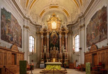 Cortina d 'Ampezzo, İtalya - 6 Eylül 2024: Basilica Parrocchiale SS' in ana sunağı. Filippo ve Giacomo, Cortina d 'Ampezzo' da, Belluno, Veneto, İtalya 