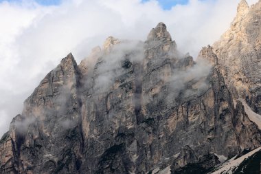 Cortina d 'Ampezzo' dan Cristallo sıradağlarına ve Pomagagnon tepesine, Ampezzo Dolomitleri, Alpler, İtalya