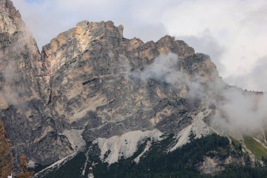 Cortina d 'Ampezzo' dan Cristallo sıradağlarına ve Pomagagnon tepesine, Ampezzo Dolomitleri, Alpler, İtalya