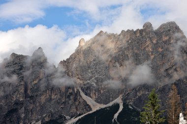 Cortina d 'Ampezzo' dan Cristallo sıradağlarına ve Pomagagnon tepesine, Ampezzo Dolomitleri, Alpler, İtalya