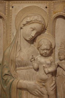 Urbino, İtalya - 12 Eylül 2024: Madonna and Child with four angel by Michele di Giovanni da Fiesole in the Ducal Palace, Urbino, İtalya. Üzerinde polikrom izleri olan bir taş.