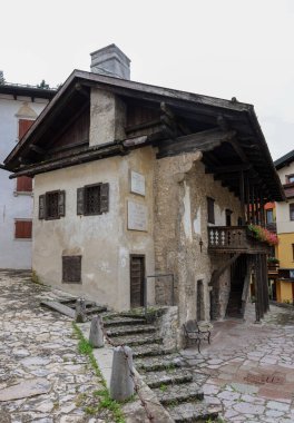 Pieve di Cadore, İtalya - 6 Eylül 2024: Ressam Titian / Tiziano Vecellio 'nun doğum yeri Pieve di Cadore, Dolomites, İtalya