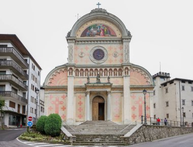 Pieve di Cadore, İtalya - 6 Eylül 2024: Pieve di Cadore, Dolomites, İtalya 'da Santa Maria Nascente Kilisesi' nde ana sunak