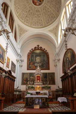 Pieve di Cadore, İtalya - 6 Eylül 2024: Pieve di Cadore, Dolomites, İtalya 'da Santa Maria Nascente Kilisesi' nde ana sunak