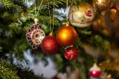 Noel Baba Ağacında. Noel ağacındaki şenlik süslemeleri.