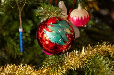 Noel Baba Ağacında. Noel ağacındaki şenlik süslemeleri.