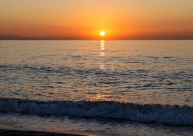Akdeniz 'in üzerinde gün doğumu Torremolinos sahilinden görülüyor. Costa del Sol, İspanya