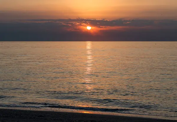 Akdeniz 'in üzerinde gün doğumu Torremolinos sahilinden görülüyor. Costa del Sol, İspanya