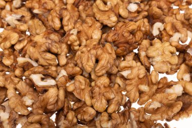 Olgun ceviz yığını yemeye hazır.