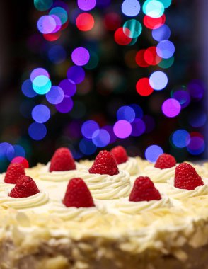 Badem ve ahududu ile süslenmiş lezzetli ve cezbedici bir pasta.