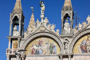 Venedik 'teki Aziz Mark Bazilikası. İtalya. Üst cepheden mozaik 