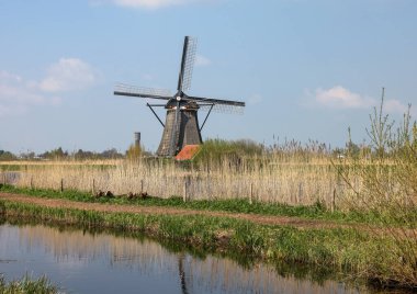 Hollanda, Kinderdijk 'teki yel değirmenleri, UNESCO' nun dünya mirası. 1740 'larda inşa edilen 19 adet yel değirmeni, sel baskınını önlemek için daha büyük bir su yönetim sisteminin parçasıdır..