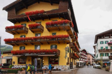 Cortina d 'Ampezzo, İtalya - 6 Eylül 2024: Cortina d' Ampezzo 'da Hotel de la Poste, Belluno, İtalya