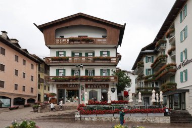 Cortina d 'Ampezzo, İtalya - 6 Eylül 2024: Corso Italia - Cortina d' Ampezzo, Dolomitlerdeki ünlü bir kayak merkezi olan Cortina d 'Ampezzo' daki Pedestrian Bölgesi ve Ana Cadde 