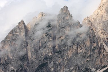 Cortina d 'Ampezzo' dan Cristallo sıradağlarına ve Pomagagnon tepesine, Ampezzo Dolomitleri, Alpler, İtalya