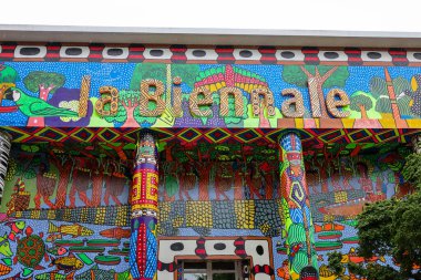 Venedik, İtalya - 7 Mayıs 2024: Venedik, Giardini 'deki Biennale Merkez Pavyonu' nun renkli cephesi. İtalya