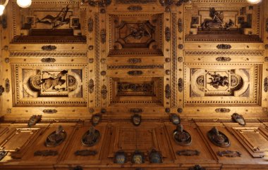 Bologna, İtalya - 9 Mayıs 2024: Archiginnasio Anatomik Tiyatrosu 'nda, önceden Bologna Üniversitesi' nin ana binası olan ahşap kasalı tavan