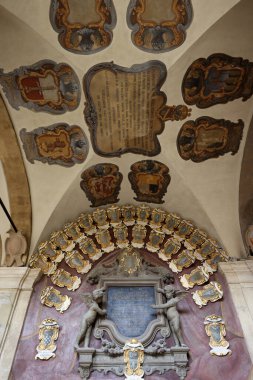 Bologna, İtalya - 9 Mayıs 2024: Archiginnasio Belediye Kütüphanesi 'nde öğrencilerin arması