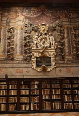 Bologna, İtalya - 9 Mayıs 2024: Kardinal Girolamo Boncompagni 'nin heykeli, Archiginnasio Belediye Kütüphanesi' ndeki Stabat Mater Hall 'da, eski Bologna Üniversitesi' nin ana binası..