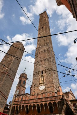 Bologna, Emilia-Romagna, İtalya 'da iki ünlü düşen kule Asinelli ve Garisenda 