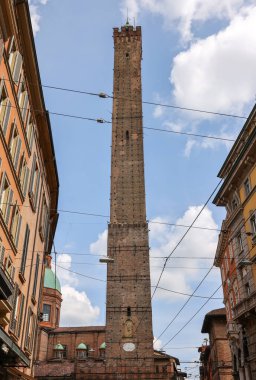 Bologna, Emilia-Romagna, İtalya 'da iki ünlü düşen kule Asinelli ve Garisenda 
