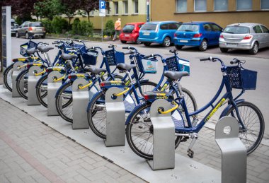 Cracow, Polonya - 8 Mayıs 2018 Bisiklet kiralama Şehri bisikletle keşfetmek için saat başı 