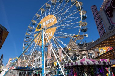 Haarlem, Hollanda - 19 Nisan 2023: Haarlem 'deki Grote Markt Meydanı' nda dönme dolabı olan bir lunapark