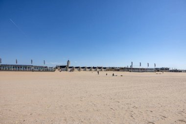 Katwijk, Hollanda - 19 Nisan 2023: Hollanda 'nın Katwijk, Hollanda kıyısındaki sıra beyaz plaj evleri