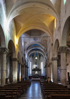 Sahip Marittima, İtalya - 11 Eylül 2022: Sahip Marittima 'daki Saint Cerbonius katedralinin içi. İtalya