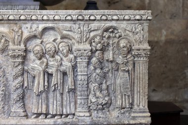 Sahip Marittima, İtalya - 11 Eylül 2022: Küçük bir tapınağın üzerinde dikdörtgen bir banyosu olan muazzam vaftiz fontu. Vaftizin tarihi 1267 'dir. Sahip Marittima 'daki Aziz Cerbonius Katedrali. İtalya