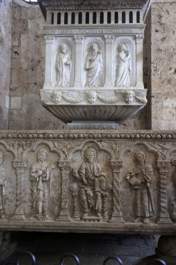 Sahip Marittima, İtalya - 11 Eylül 2022: Küçük bir tapınağın üzerinde dikdörtgen bir banyosu olan muazzam vaftiz fontu. Vaftizin tarihi 1267 'dir. Sahip Marittima 'daki Aziz Cerbonius Katedrali. İtalya