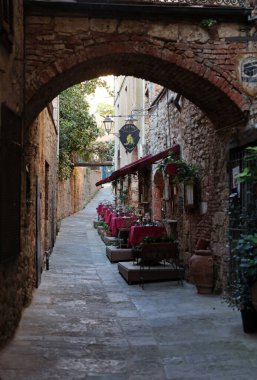 Sahip Marittima, İtalya - 11 Eylül 2022: Tuscany, İtalya 'daki eski Sahip Marittima kasabası, aynı zamanda Citta Slow olarak da bilinir. 