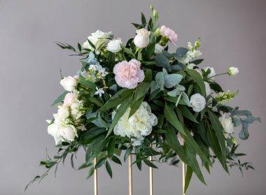 Gülleri, karanfilleri ve astrantisi olan güzel bir çiçek buketi.