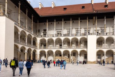Cracow, Polonya - 1 Ekim 2023 Wawel Hill 'deki Wawel Royal Castle' da Rönesans tarzı avlu.