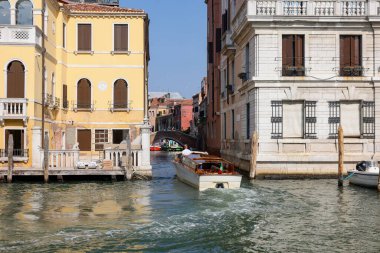 Venedik, İtalya - 6 Eylül 2022: Venedik 'teki Büyük Kanal boyunca bir motorlu tekne gezisinde görülen evler ve saraylar