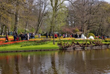 Keukenhof, Lisse Hollanda - 18 Nisan 2023: Hollanda, Lisse 'deki Keukenhof Garden' ı ziyaret edenler.