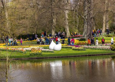 Keukenhof, Lisse Hollanda - 18 Nisan 2023: Hollanda, Lisse 'deki Keukenhof Garden' ı ziyaret edenler.