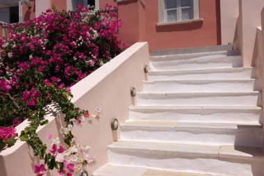 Dar taş basamaklar, Santorini adasında geleneksel bir mimari parçası. Yunanistan 