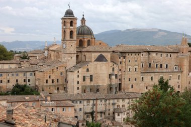Urbino şehrinin manzarası. Marş, İtalya