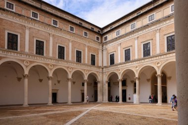 Urbino, İtalya - 12 Eylül 2024: Urbino, İtalya 'daki Ducal Palace' ın çarşı avlusu 