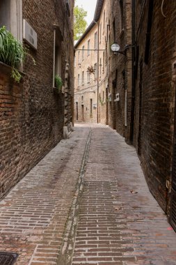 Eski Urbino kasabasında sarp bir cadde. Marş, İtalya