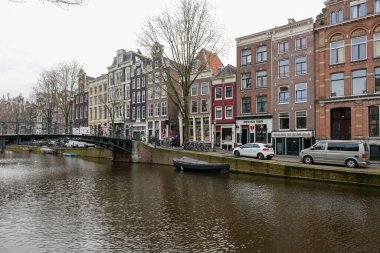 Amsterdam, Hollanda - 21 Nisan 2023: De Wallen - genelev bölgesi olarak adlandırıldı. Eğlence karakteri ile ünlüdür: kanallar boyunca yer alan kardeşler, kahve dükkanları, barlar ve restoranlar.