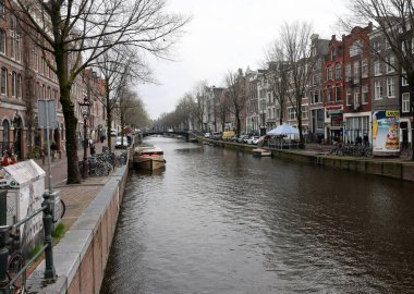 Amsterdam, Hollanda - 21 Nisan 2023: De Wallen - genelev bölgesi olarak adlandırıldı. Eğlence karakteri ile ünlüdür: kanallar boyunca yer alan kardeşler, kahve dükkanları, barlar ve restoranlar.