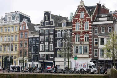 Amsterdam, Hollanda - 21 Nisan 2023: Amsterdam, Hollanda, Hollanda 'da Rokin Kanalı, Oude Turfmarkt Caddesi.